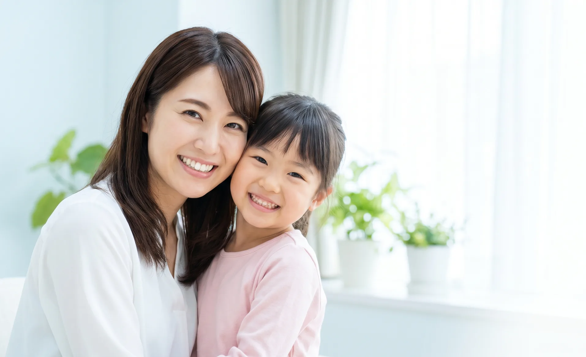 笑顔の親子（イメージ）
